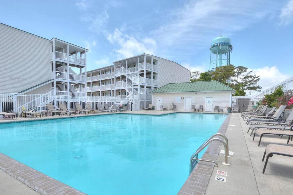 Apartment 3 Bedroom Condo, Ocean Views & Short Walk To Beach!