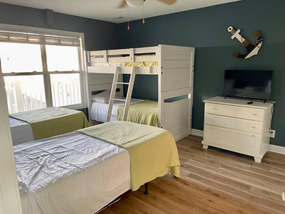 3 Bedroom Condo, Ocean Views & Short Walk To Beach! Apartment *