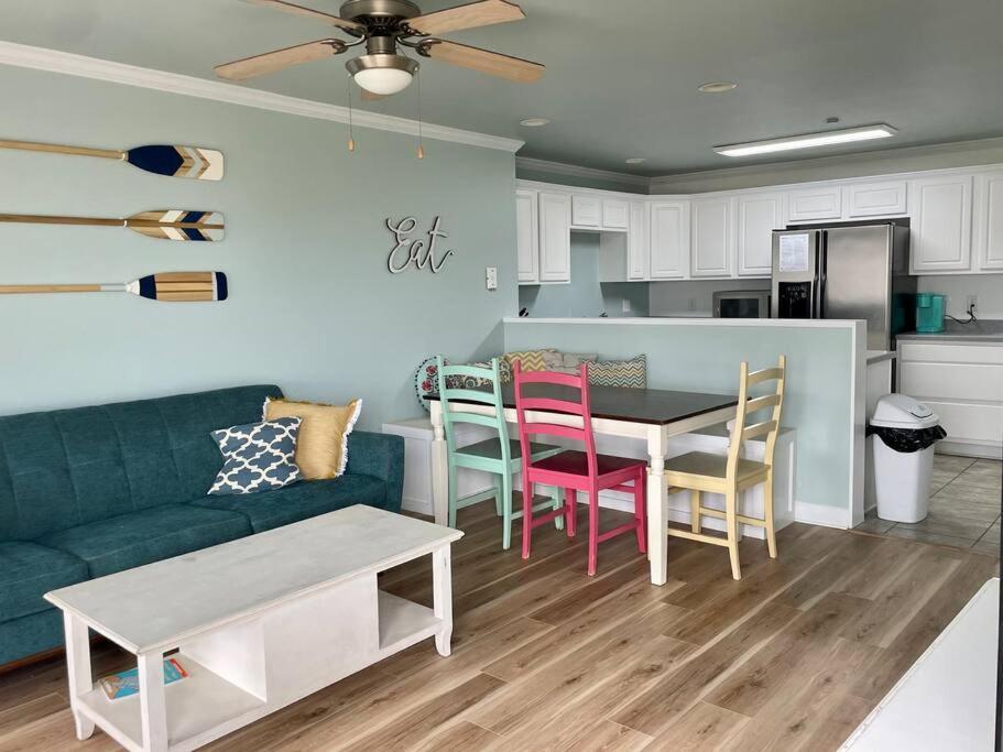 3 Bedroom Condo, Ocean Views & Short Walk To Beach! Apartment