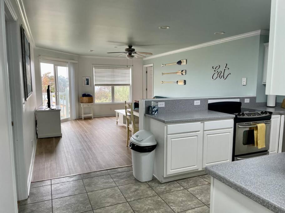 Apartment 3 Bedroom Condo, Ocean Views & Short Walk To Beach! Oak Island