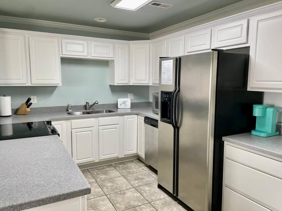 3 Bedroom Condo, Ocean Views & Short Walk To Beach! Apartment