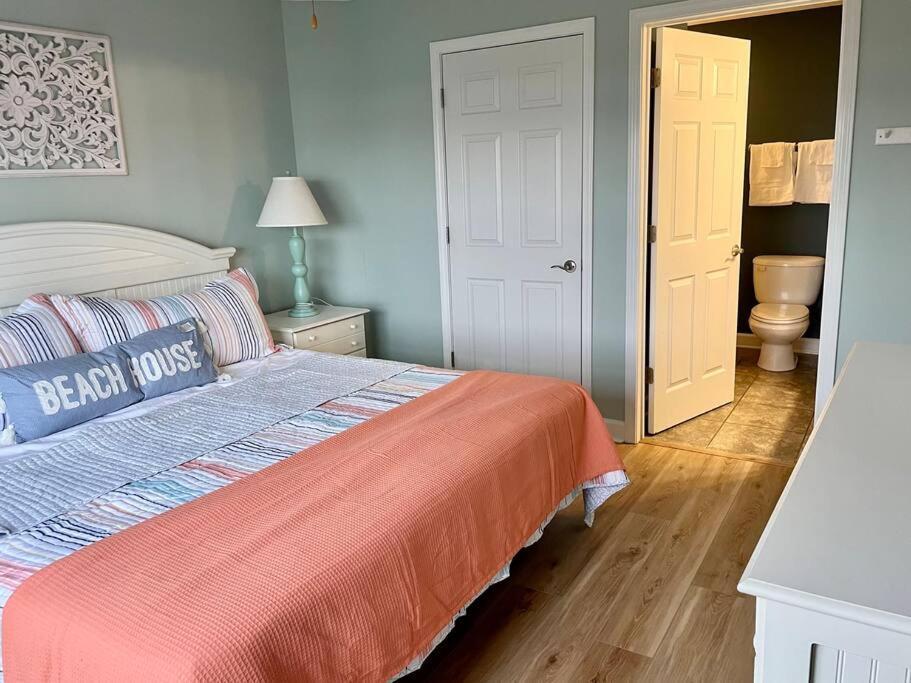 3 Bedroom Condo, Ocean Views & Short Walk To Beach! * Oak Island