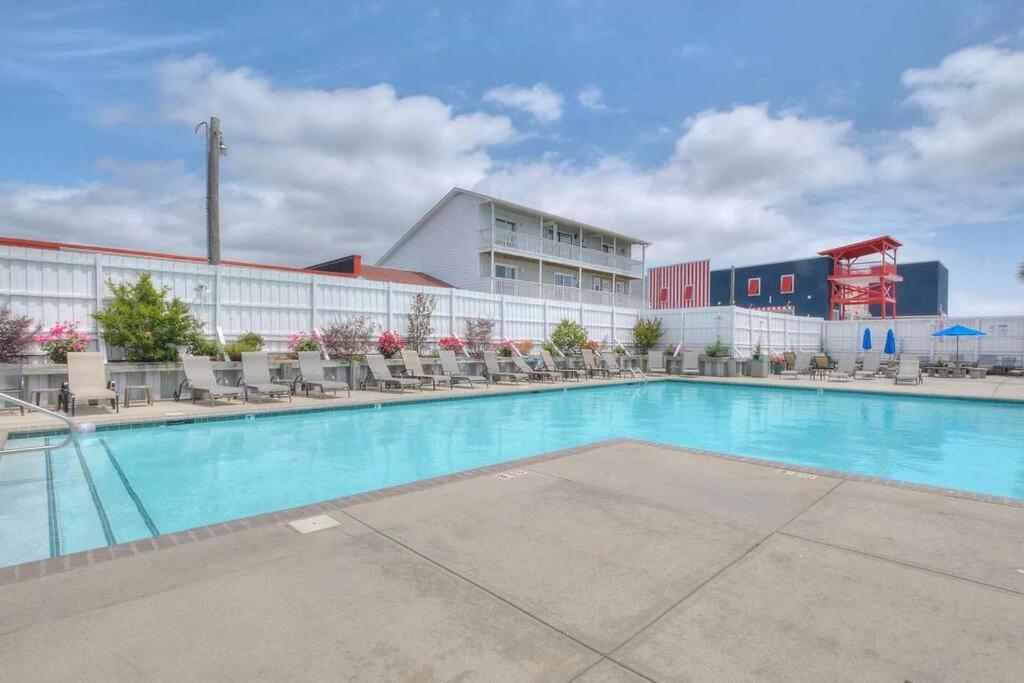 Apartment 3 Bedroom Condo, Ocean Views & Short Walk To Beach! Oak Island