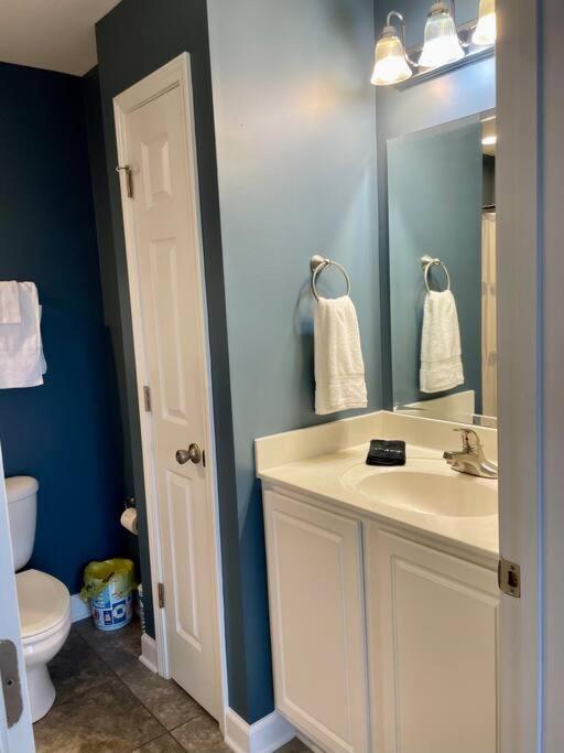3 Bedroom Condo, Ocean Views & Short Walk To Beach! Apartment Oak Island
